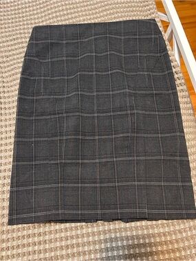 Ricki’s Classic Gray Plaid Pencil Skirt - Tailored Women's Skirt - Size 6 - Zip